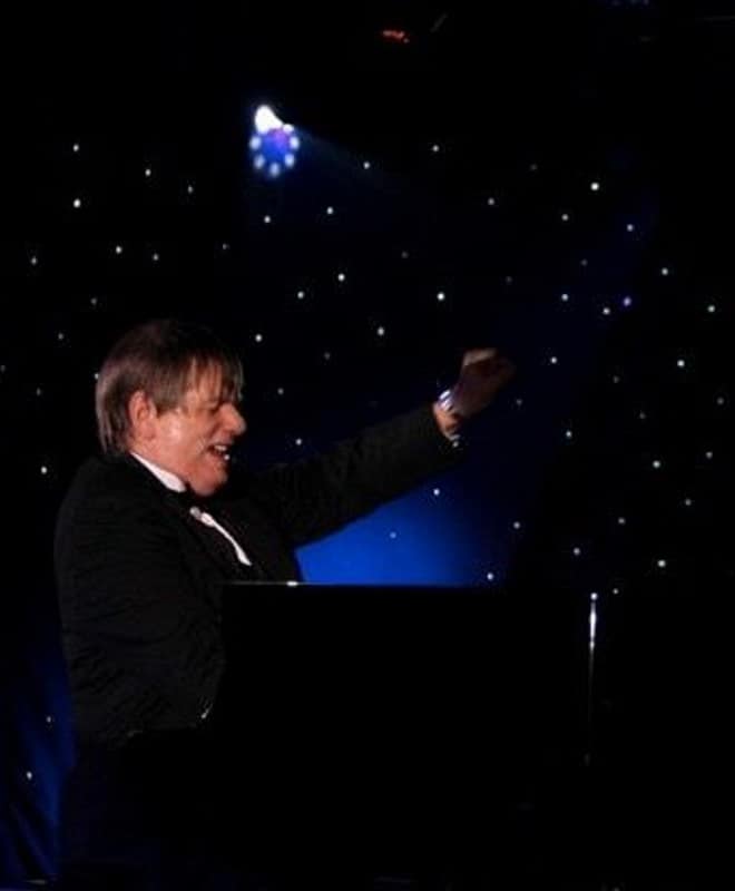 PIANIST SHOWMAN MAC FRAMPTON