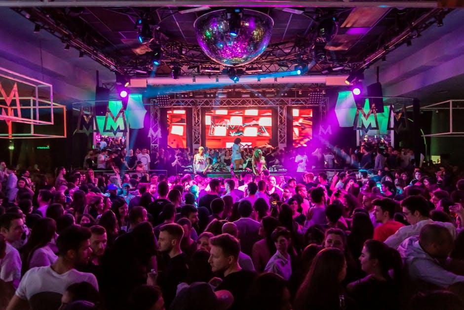 7 Party Entertainment Ideas to Leave Your Guests Ecstatic