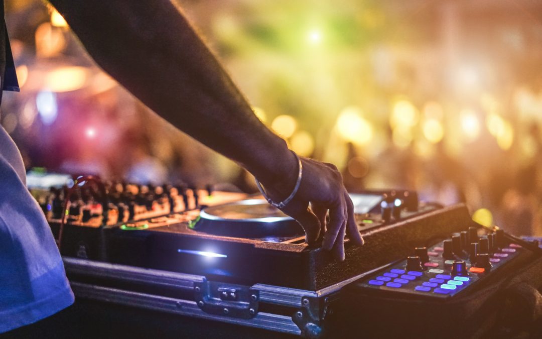 7 Reasons a Corporate Event DJ Can Make the Event a Success