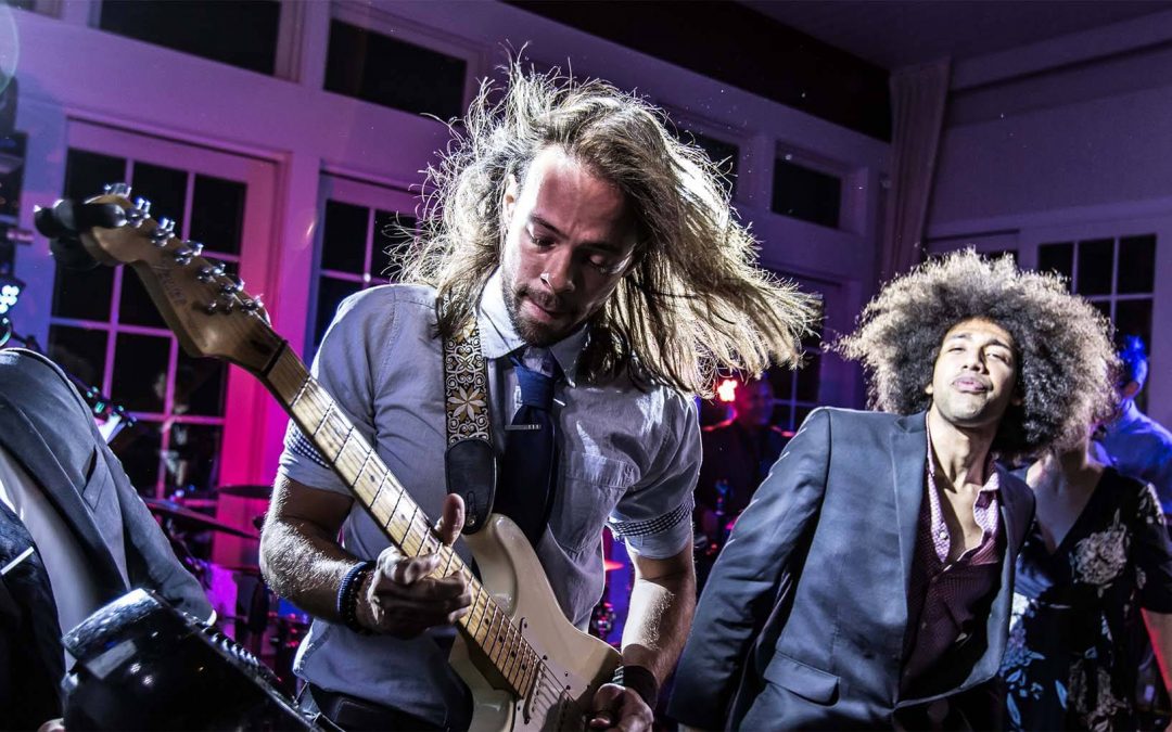 A Guide to Hiring a Party Band or a DJ for Events
