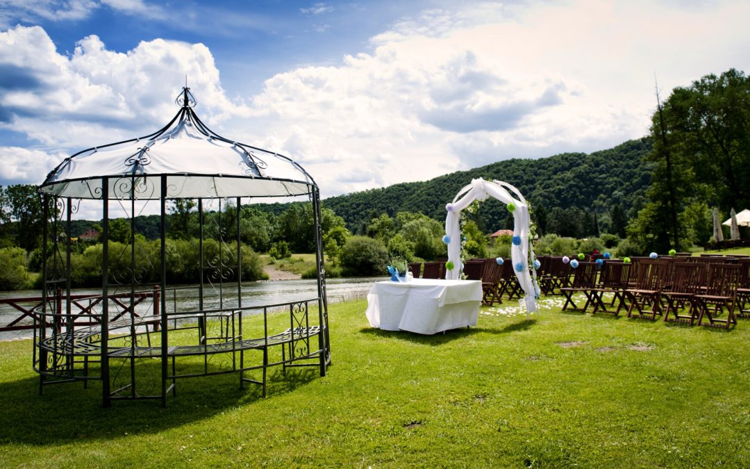 Live Band or an Entertainer for Your Wedding’s Club Venue?